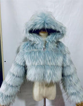 Carregar imagem no visualizador da galeria, Casaco grosso de pele sintética  com capuz macio
