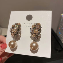 Carregar imagem no visualizador da galeria, Brincos floral pérola Luxo
