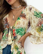 Carregar imagem no visualizador da galeria, Blusa feminina manga sino com estampa tropical
